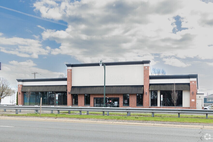 831-839 Sunrise Hwy, Lynbrook, NY à louer - Photo du bâtiment - Image 1 de 10