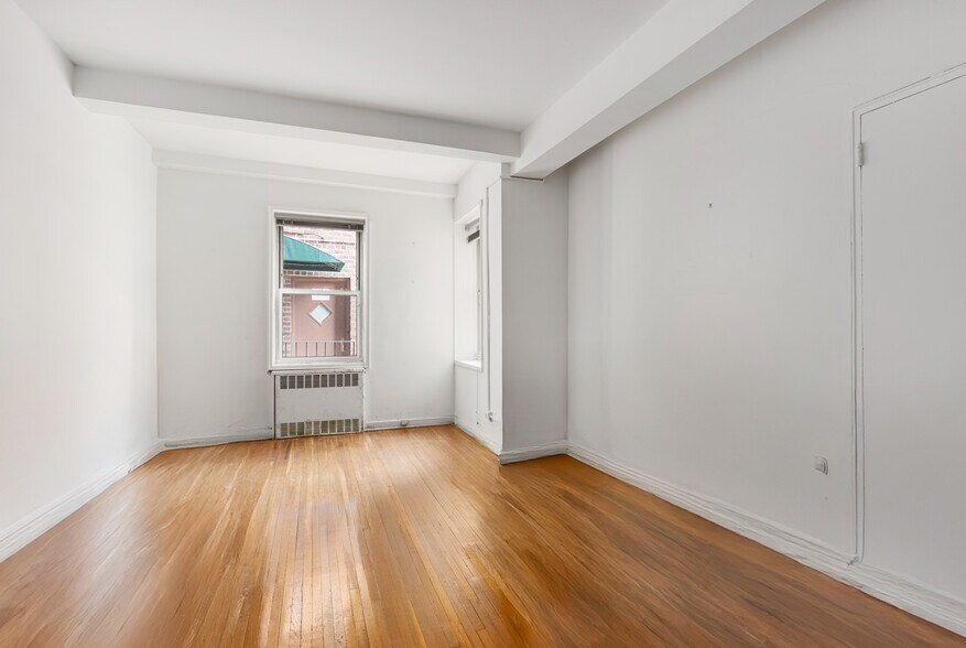 6861 Yellowstone Blvd, Flushing, NY à vendre - Photo du bâtiment - Image 2 de 9