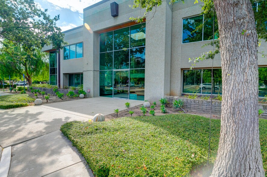 417 Bryant Cir, Ojai, CA à louer - Photo du bâtiment - Image 3 de 17