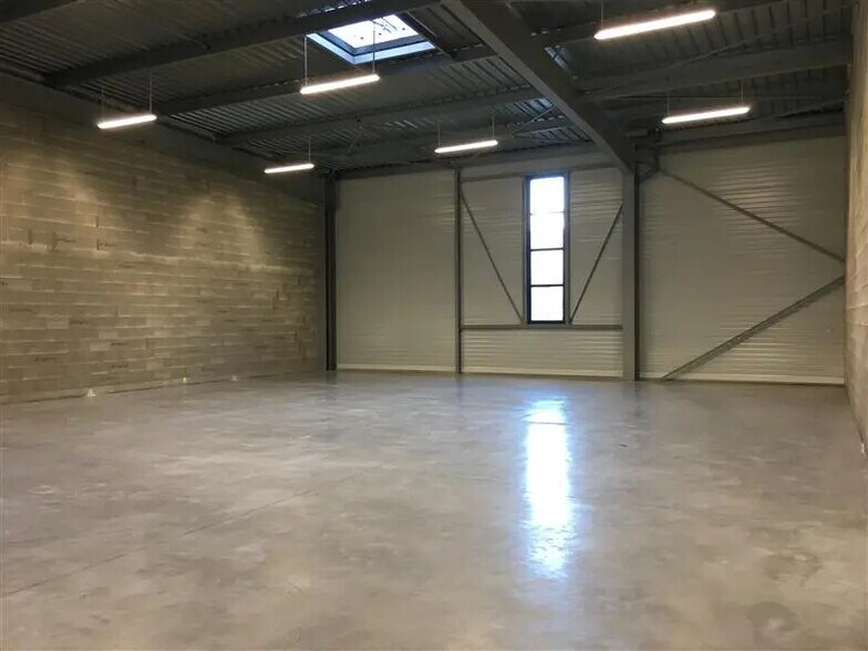 Flex in Croissy-Beaubourg for lease - Interior Photo - Image 2 of 5