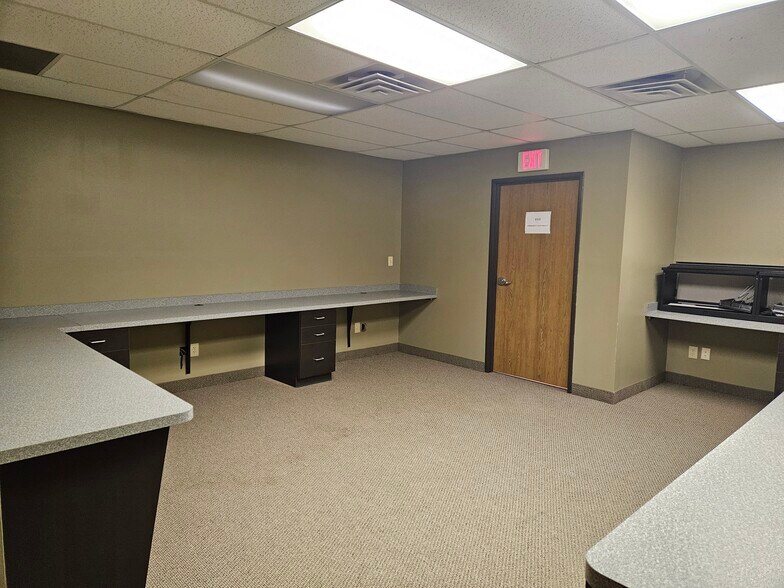 4700 Mcleod Dr E, Saginaw, MI for lease - Building Photo - Image 2 of 10