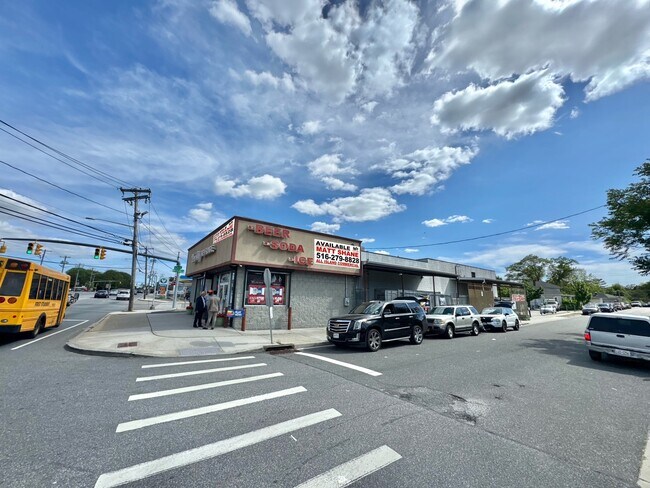 Plus de détails pour 926 Nassau Rd, Uniondale, NY - Commerce de détail à vendre