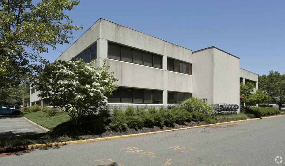 215 Gordons Corner Rd, Manalapan Township, NJ for lease - Building Photo - Image 2 of 4