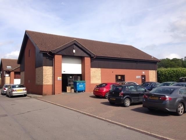 London Rd, Hook à louer - Photo du bâtiment - Image 2 de 4