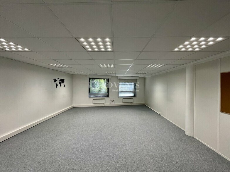 Office in Cergy for lease - Interior Photo - Image 2 of 12