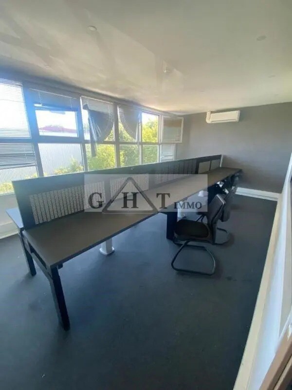 Office in Montreuil for lease Interior Photo- Image 1 of 1