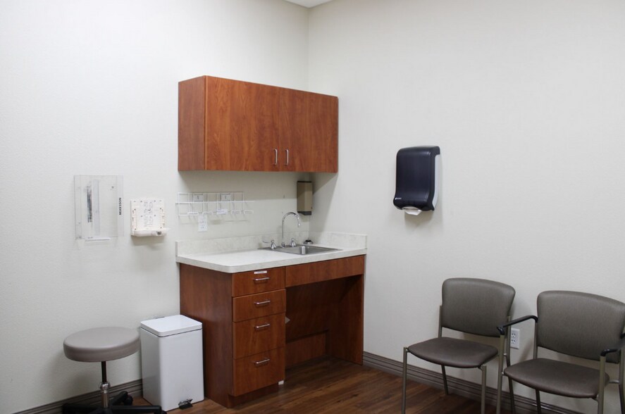 1948 E Hebron Pky, Carrollton, TX for lease - Interior Photo - Image 3 of 4