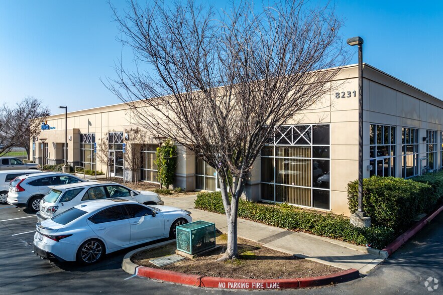 8231 E Stockton Blvd, Sacramento, CA à vendre - Photo du bâtiment - Image 2 de 6