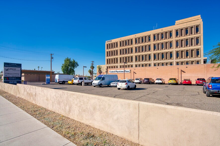 6036 N 19th Ave, Phoenix, AZ à louer - Photo du bâtiment - Image 3 de 7
