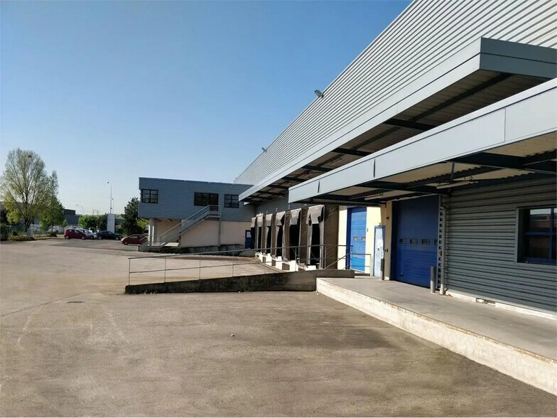 Bureau dans Miribel à louer - Photo du bâtiment - Image 2 de 10