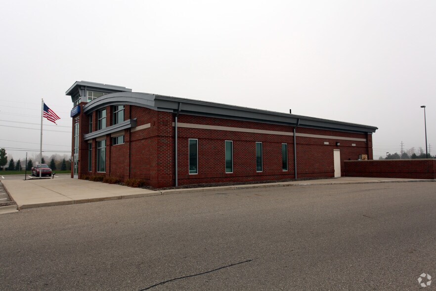 21455 21 Mile Rd, Macomb Township, MI à vendre - Photo du bâtiment - Image 2 de 2