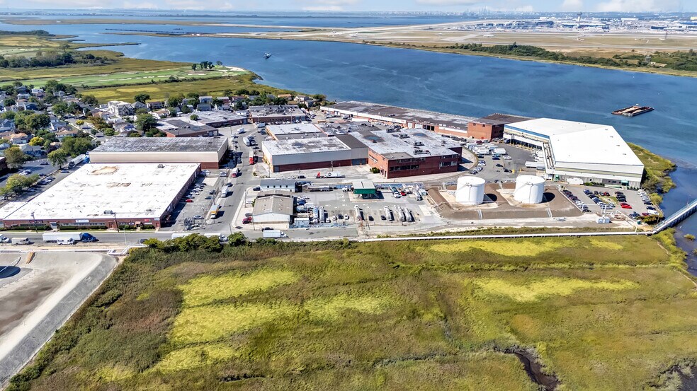 40 Inip Dr, Inwood, NY à louer - Photo du bâtiment - Image 2 de 10