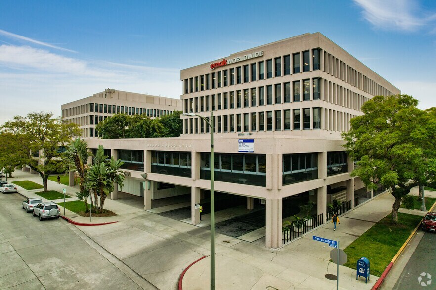 6310 San Vicente Blvd, Los Angeles, CA à louer - Photo principale - Image 1 de 16