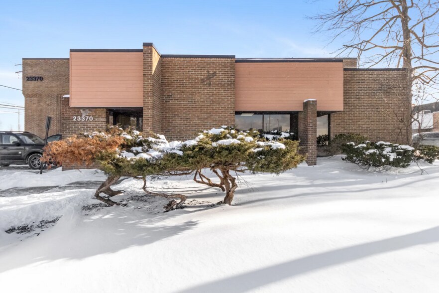 23370 Commerce Dr, Farmington Hills, MI à louer - Photo du bâtiment - Image 2 de 17