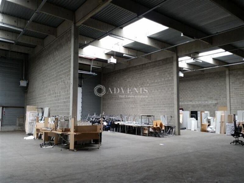 Industrial in Coignières for lease - Building Photo - Image 1 of 12