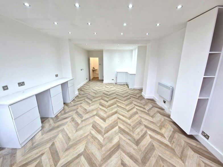 323 London Rd, Stockport for sale - Interior Photo - Image 3 of 12