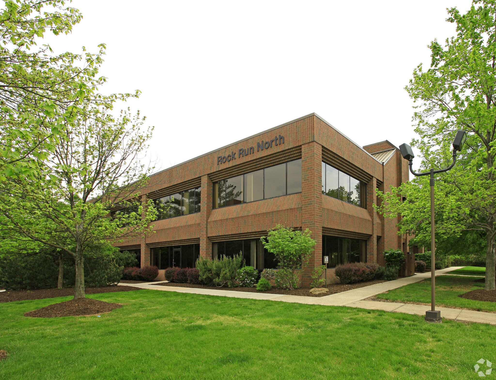 5701 Lombardo Ctr, Seven Hills, OH à louer Photo du bâtiment- Image 1 de 2