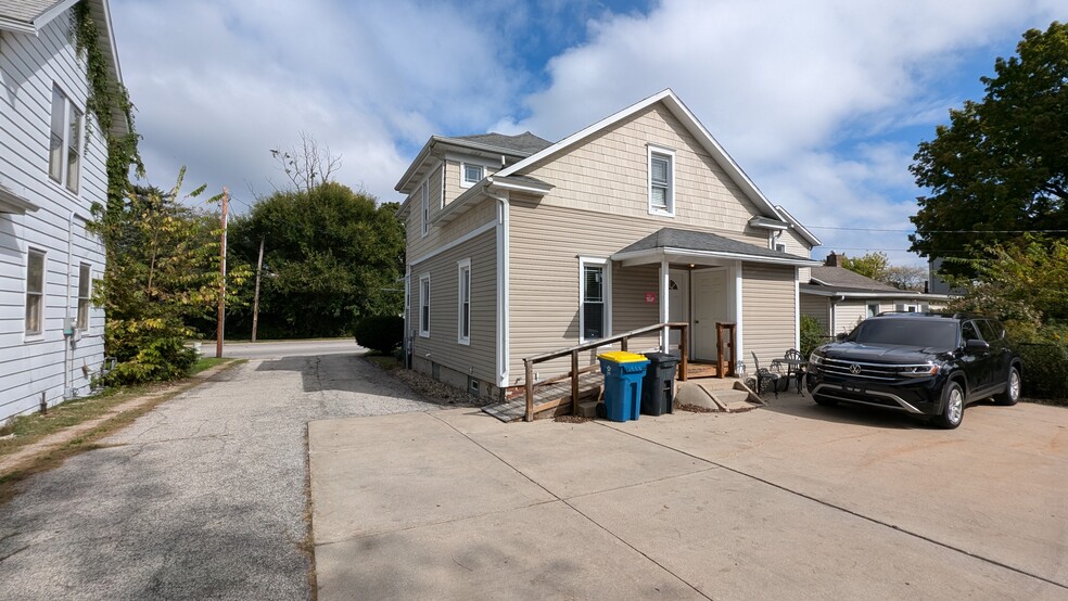 607 Lincolnway W, Mishawaka, IN for sale - Building Photo - Image 2 of 17