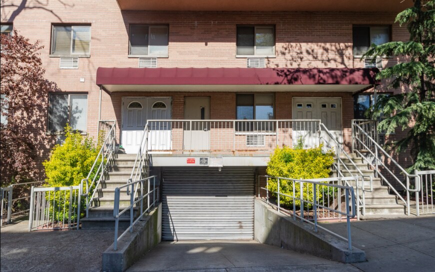 11882 Metropolitan Ave, Kew Gardens, NY à vendre - Photo du bâtiment - Image 3 de 48