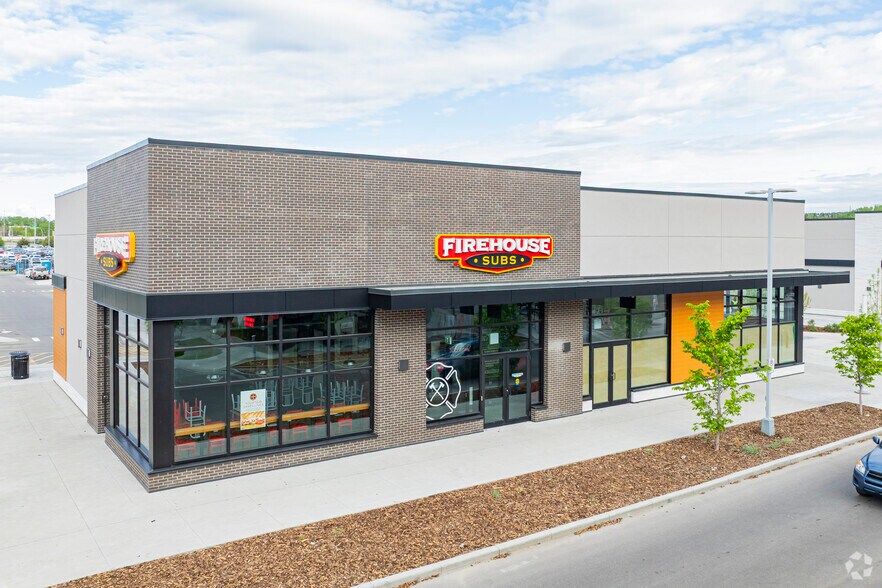 Northland Village portefeuille de 5 propriétés à vendre sur LoopNet.ca - Photo principale - Image 3 de 5