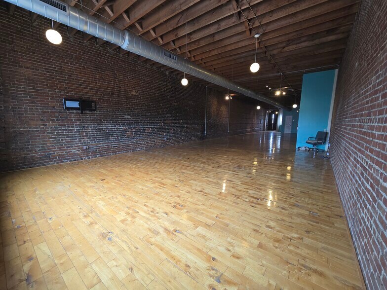 116 S Steele St, Sanford, NC à louer - Photo du bâtiment - Image 3 de 6