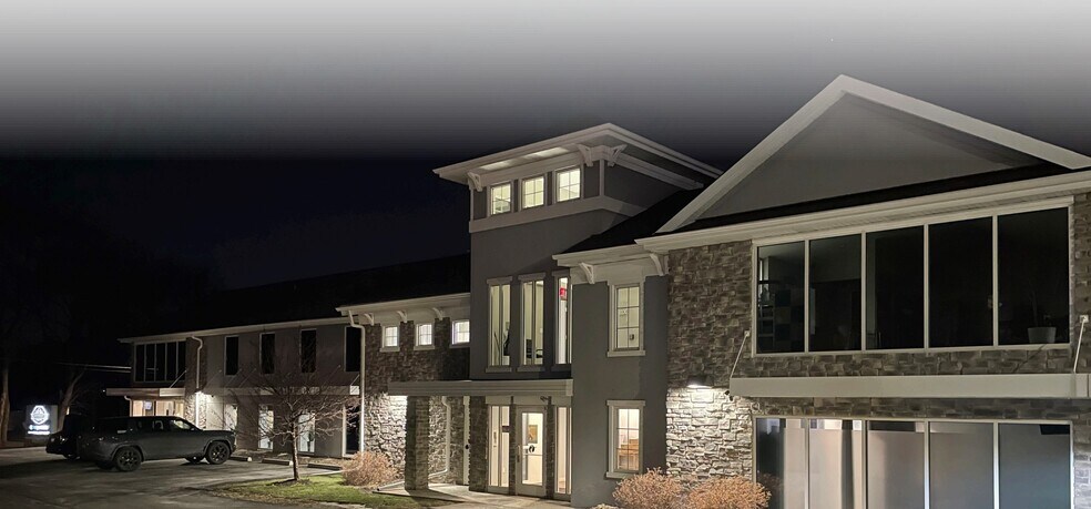 15255 Watertown Plank Rd, Elm Grove, WI à louer - Photo du bâtiment - Image 1 de 3