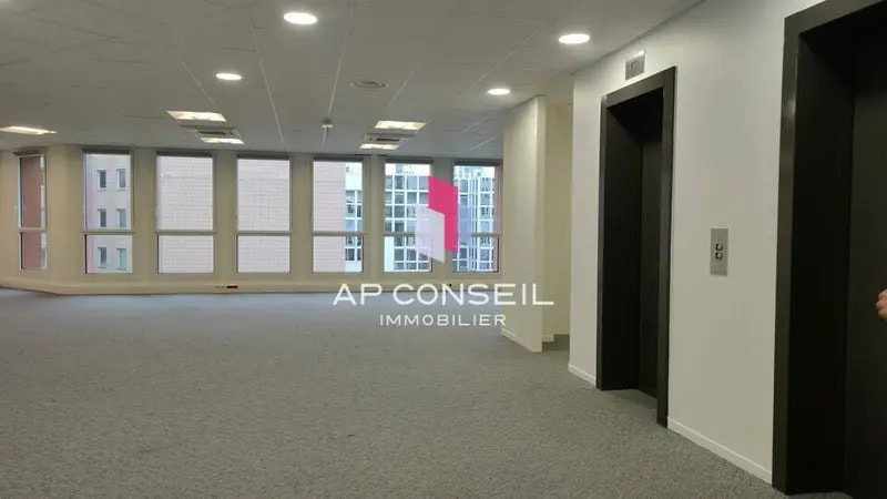 Office in Montigny-le-Bretonneux for lease - Interior Photo - Image 2 of 7