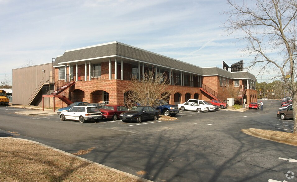 5895 Memorial Dr, Stone Mountain, GA à louer - Photo du bâtiment - Image 2 de 10