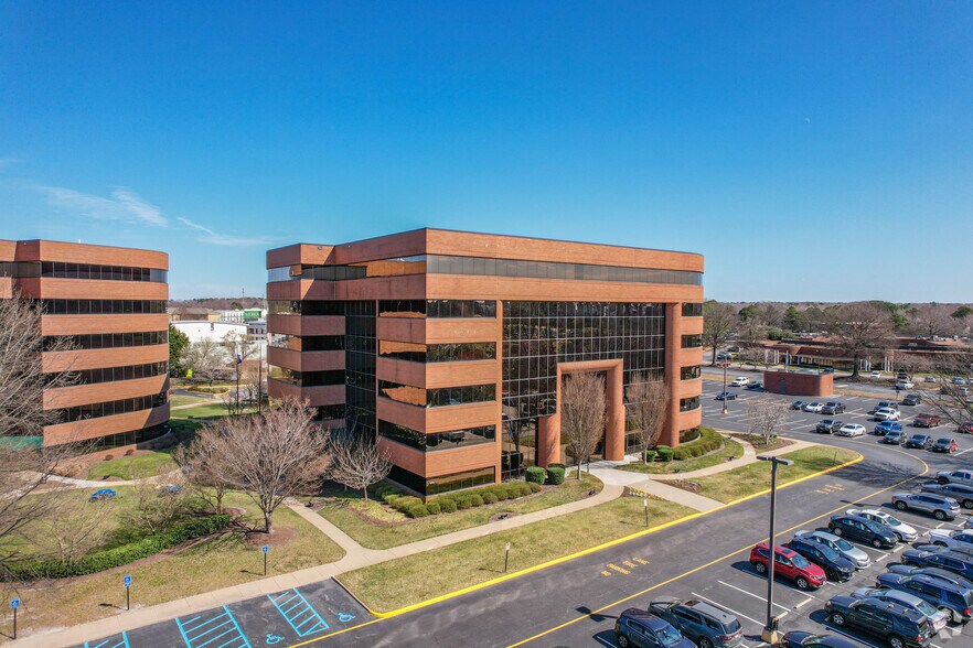 860 Greenbrier Cir, Chesapeake, VA à louer - Photo du bâtiment - Image 2 de 22