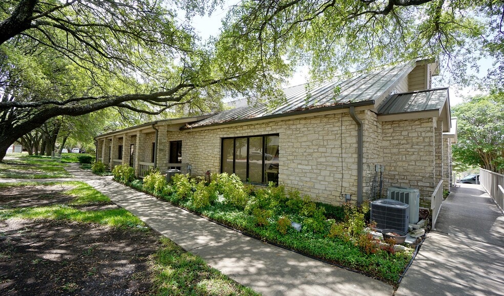 301 Hesters Crossing Rd, Round Rock, TX for lease - Building Photo - Image 2 of 3