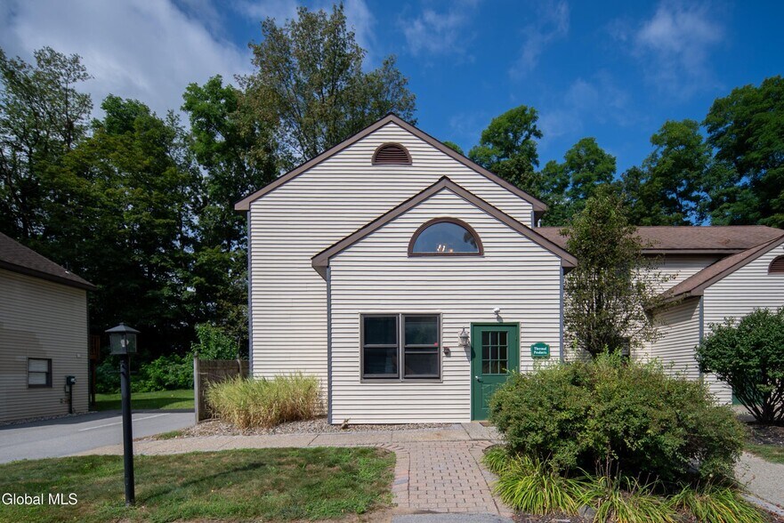 964A Route 146, Clifton Park, NY à vendre - Photo du bâtiment - Image 3 de 74