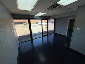 2601-2621 Aero Dr, Grand Prairie, TX for lease Interior Photo- Image 2 of 6