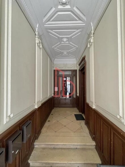 Office in Bordeaux for lease - Interior Photo - Image 3 of 4