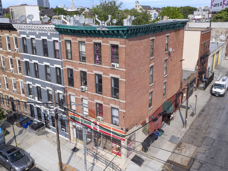 721 Henry St, Brooklyn, NY for lease - Primary Photo - Image 1 of 33