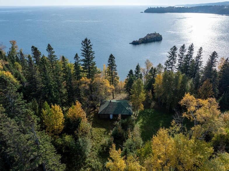 4870 Hwy 61, Beaver Bay, MN for sale - Primary Photo - Image 1 of 22