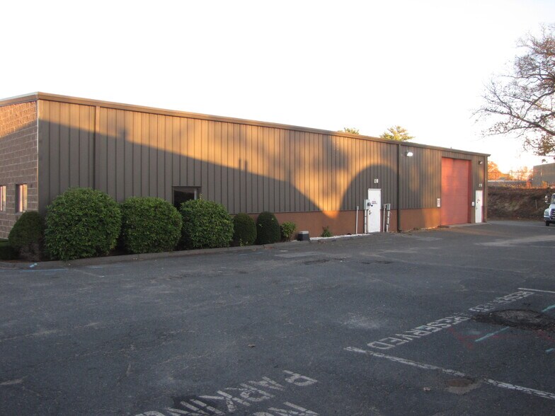 87 Carando Dr, Springfield, MA à louer - Photo du bâtiment - Image 2 de 5