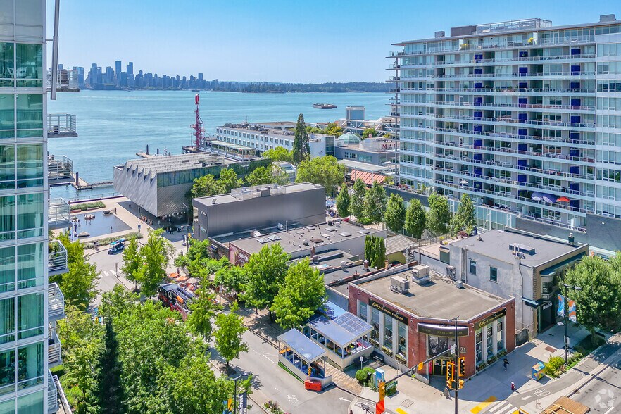 13 Lonsdale Ave, North Vancouver, BC à louer - Aérien - Image 2 de 2