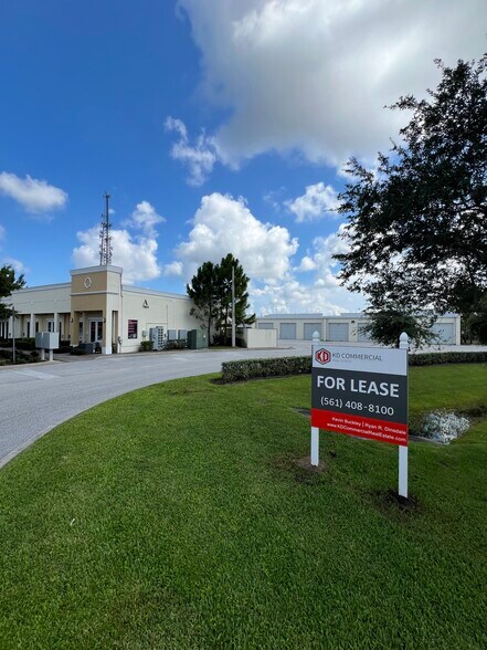 7755 SW Ellipse Way, Stuart, FL à louer - Photo du bâtiment - Image 1 de 27
