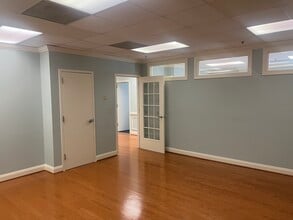 10135 Colvin Run Rd, Great Falls, VA à louer Photo du bâtiment- Image 1 de 7