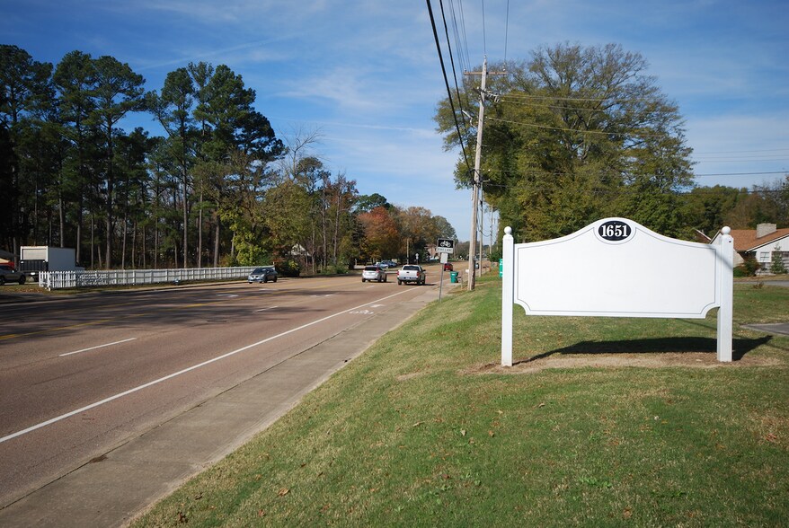 1651 Hollywood Dr, Jackson, TN à louer - Photo du bâtiment - Image 2 de 28
