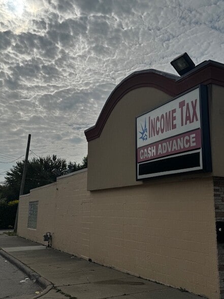 19294 Kelly Rd, Harper Woods, MI for lease - Building Photo - Image 3 of 7