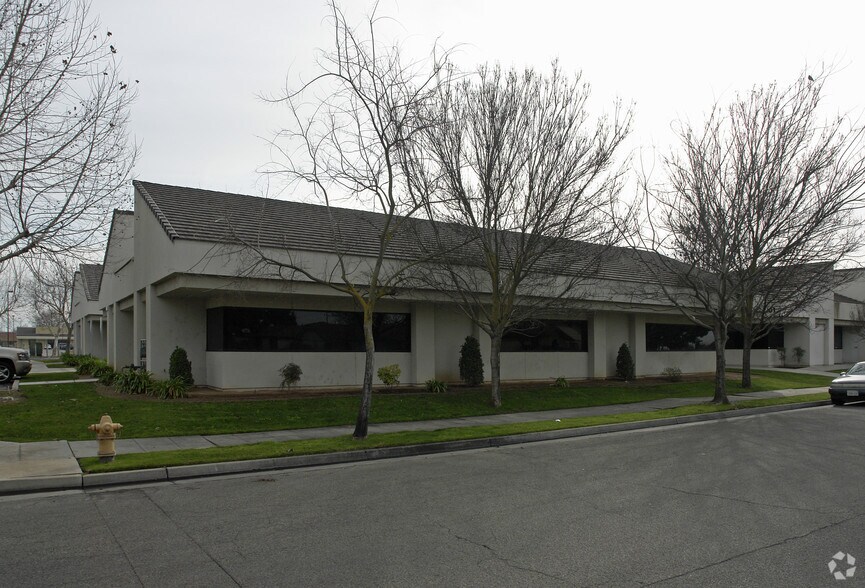 2425 W Cleveland Ave, Madera, CA à louer - Photo du bâtiment - Image 2 de 3