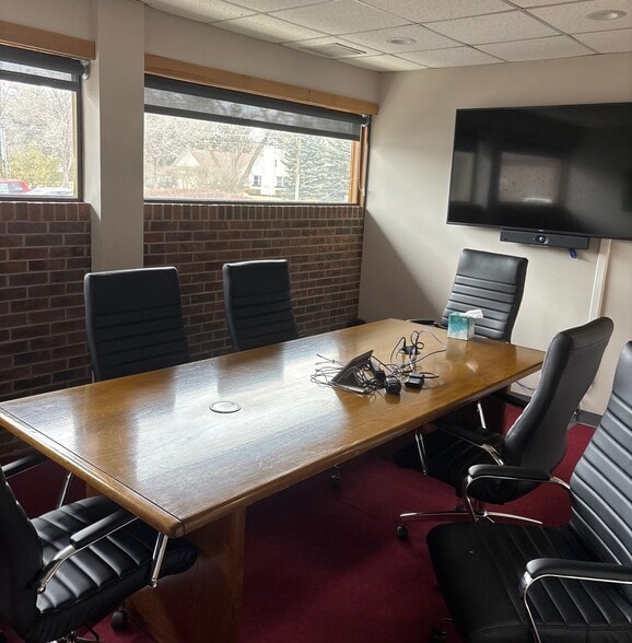 33900 Schoolcraft Rd, Livonia, MI for sale - Building Photo - Image 2 of 5