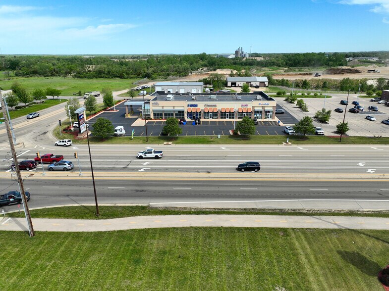 4670 E Rockton Rd, Roscoe, IL à louer - Photo du bâtiment - Image 3 de 6