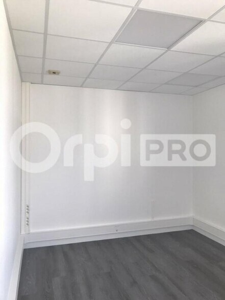 Office in Saint-Avertin for lease - Interior Photo - Image 2 of 3