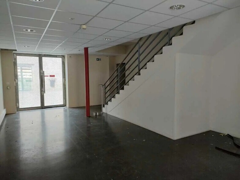 Office in Bordeaux for lease - Interior Photo - Image 3 of 13