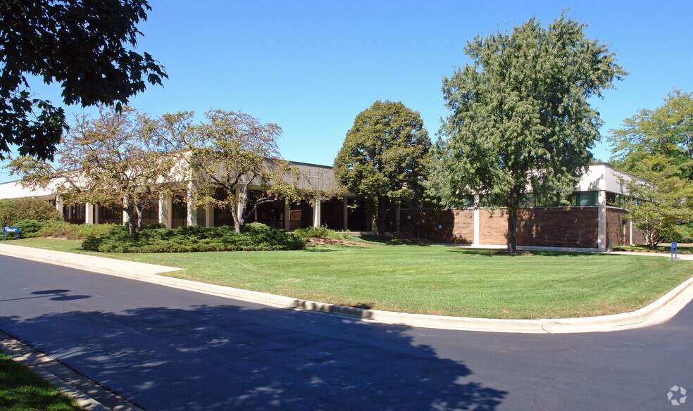 100 E Palatine Rd, Wheeling, IL for lease - Primary Photo - Image 1 of 3