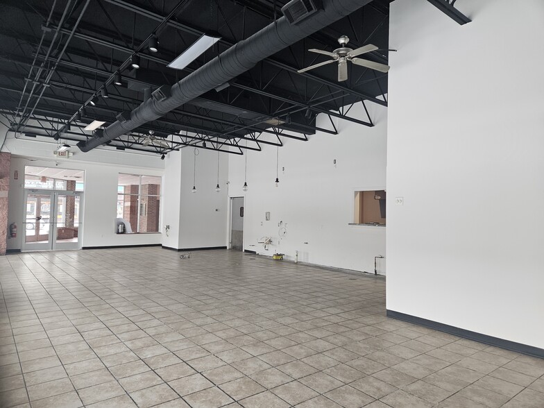 100 S Michigan Ave, Saginaw, MI à louer - Photo du bâtiment - Image 3 de 23