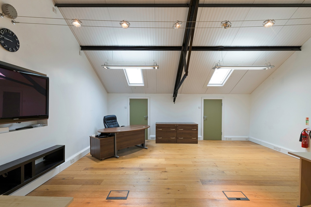 Riverside Rd, Londres, LND SW17 0BA - Unité 32 & 33 -  - Photo intérieure - Image 1 of 4