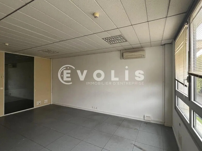 40 Rue Vladimir Jankelevitch, Émerainville for lease - Interior Photo - Image 2 of 9